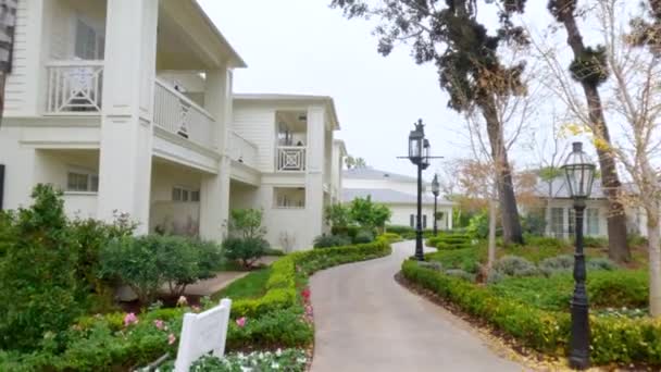美国加利福尼亚州洛杉矶 2022年12月4日 在一个阴郁的冬日 一个静谧的步行经过位于加州宁静的米拉玛海滩的优雅的罗斯伍德酒店 — 图库视频影像