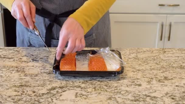 Una Moderna Cucina Bianca Salmone Crudo Viene Messo Una Teglia — Video Stock