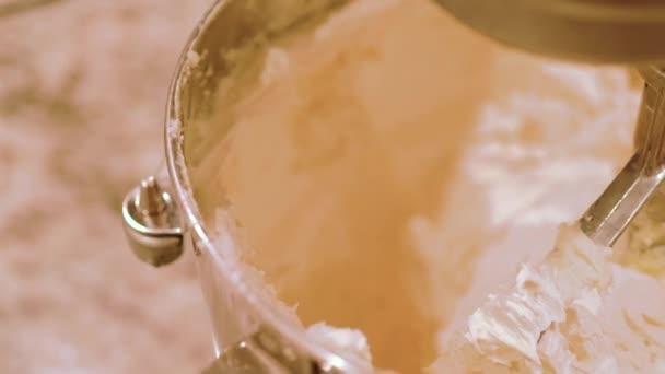 Stand Μίξερ Αναδεικνύει Κρεμώδη Βουτυρόκρεμα Frosting Στην Τελειότητα Έτοιμο Για — Αρχείο Βίντεο