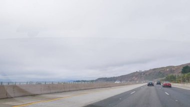 Los Angeles, California, ABD-4 Aralık 2022-POV Yolu 101. Rincon Sahili yakınlarında kasvetli, bulutlu bir kış günü.