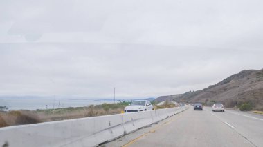 Los Angeles, California, ABD-4 Aralık 2022-POV Yolu 101. Rincon Sahili yakınlarında kasvetli, bulutlu bir kış günü.