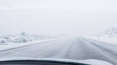 POV-Elektrikli araç Batı Colorado 'daki bir kış fırtınası sırasında I-70 otoyolunda ustaca yol alırken yakalandı..