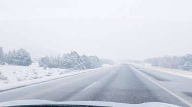 POV-Elektrikli araç Batı Colorado 'daki bir kış fırtınası sırasında I-70 otoyolunda ustaca yol alırken yakalandı..