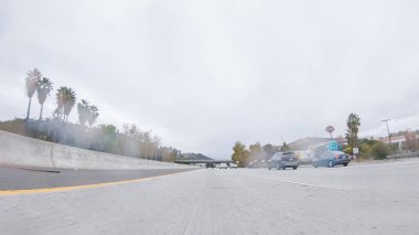 Los Angeles, California, ABD-4 Aralık 2022-POV yağmurlu bir kış günü, Los Angeles, Kaliforniya yakınlarındaki HWY 134 'te sürerken, yağmur damlalarıyla kaplı lensler aracılığıyla atmosferi yakalar ve benzersiz bir ekleme yapar.