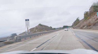 Los Angeles, California, ABD-4 Aralık 2022-POV Yolu 101. Rincon Sahili yakınlarında kasvetli, bulutlu bir kış günü.