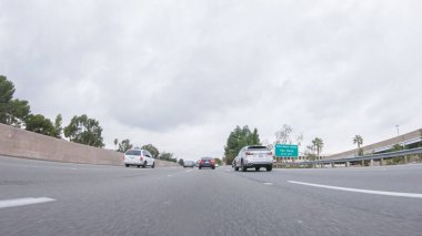 Los Angeles, California, ABD-4 Aralık 2022-POV yağmurlu bir kış günü, Los Angeles, Kaliforniya yakınlarındaki HWY 134 'te sürerken, yağmur damlalarıyla kaplı lensler aracılığıyla atmosferi yakalar ve benzersiz bir ekleme yapar.