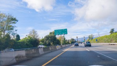 Los Angeles, California, ABD-4 Aralık 2022 HWY 101 'de Santa Barbara, California yakınlarında yol bulutlarla kaplanarak, hala kasvetli bir atmosfer yaratıyor.