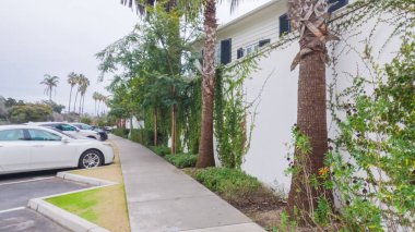 Los Angeles, Kaliforniya, ABD-4 Aralık 2022-POV-Kasvetli bir kış gününde sakin bir yürüyüş, Kaliforniya 'daki Miramar Plajı boyunca uzanan zarif Rosewood Oteli' nde gerçekleşir. Şey...