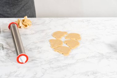 Yuvarlanan kurabiye hamuru ve panda şeklinde kurabiye kesme.