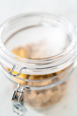 Açık kahverengi şekeri yine elma çekirdeğiyle yumuşatmak..