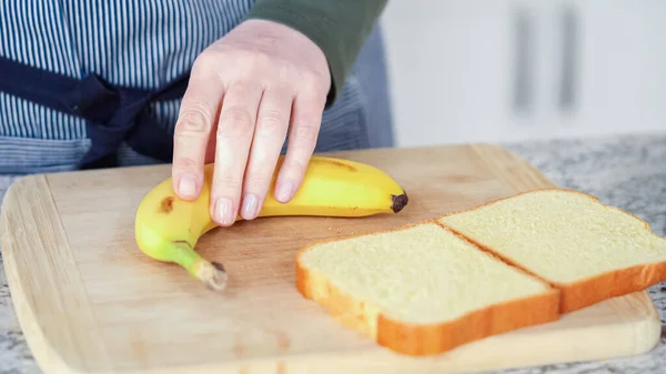 Ett Modernt Vitt Kök Förbereds Banan Och Brioche Bröd För — Stockfoto