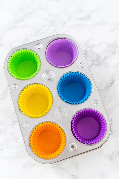 Mutfak Tezgahında Farklı Renklerde Silikon Kapkek Çizgileri Var — Stok fotoğraf