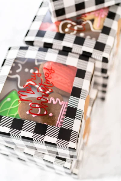 Pakowanie Domowych Różnych Krówki Pierniki Ciasteczka Prezenty Świąteczne Żywności Pudełek — Zdjęcie stockowe