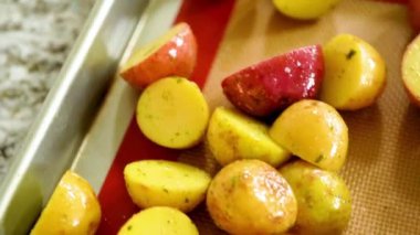 Gösterişli, modern bir mutfakta, genç bir adam dikkatlice akşam yemeğini hazırlar. Şimdiki görevi cam bir kasede küçük gökkuşağı patateslerini dikkatlice tatlandırmak ve önlerinde lezzetli bir yemek sözü vermek..