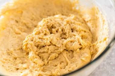 Islak ve kuru malzemelerle bardakta çırpma kabını karıştırıp krem peynirli havuçlu kek pişirmek..