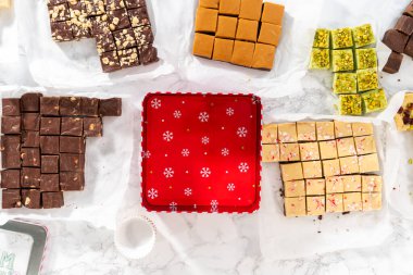 Düz yatıyordu. Noel hediyeleri için ev yapımı şekerleme paketlerini teneke kutulara koyuyoruz..