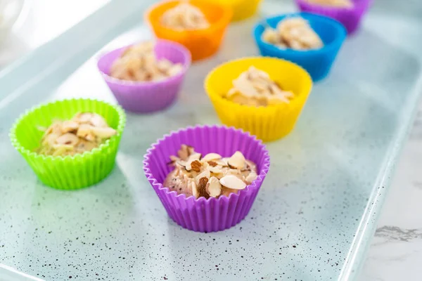 Sbírání Cupcake Těsto Těstem Naběračkou Silikonových Muffinů Citrónové Makové Muffiny — Stock fotografie