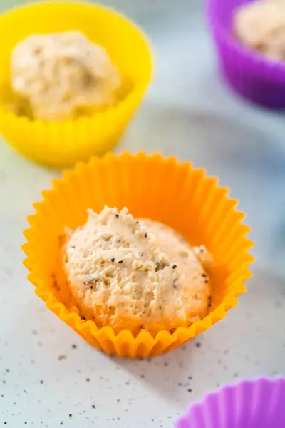 Cueillette Pâte Cupcake Avec Cuillère Pâte Dans Des Doublures Muffins — Photo