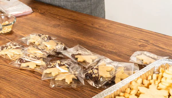 Cuidadosamente Embalagem Biscoitos Recorte Natal Meio Mergulhado Chocolate Apresentado Embalagem — Fotografia de Stock