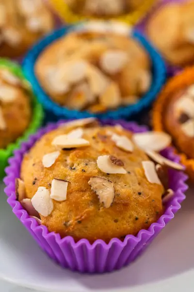 Muffins Graines Pavot Citron Fraîchement Cuits Garnis Lamelles Amande Sur — Photo