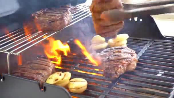 Kültéri Kétégős Gázgrill Jól Használható Sistereg Hang Illata Borda Steak — Stock videók