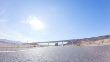 Nevada 'dan Kaliforniya' ya bir yolculuğa çıkmak, 15. Otoyol 'da sürmek, manzaralı manzaralar ve eyaletler arasında heyecanlı bir yolculuk sunuyor..