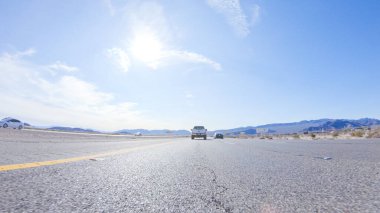Nevada 'dan Kaliforniya' ya bir yolculuğa çıkmak, 15. Otoyol 'da sürmek, manzaralı manzaralar ve eyaletler arasında heyecanlı bir yolculuk sunuyor..