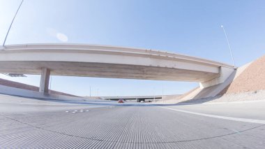 15. Otoyol 'daki lüks bir Tesla aracıyla Las Vegas' ta dolaşmak Kaliforniya 'ya olan yolculuğunuza ekstra bir lüks ve sürdürülebilirlik katıyor..