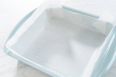 Naneli kek pişirmek için parşömen kağıdıyla fırınlama çarşafı..