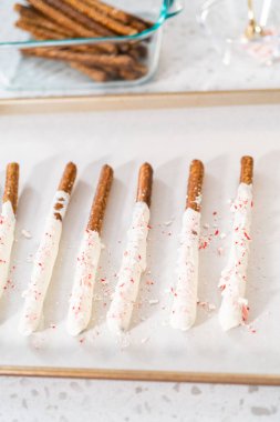 Ev yapımı çikolata kaplı çubuk çubuklar parşömen kağıdıyla kaplı bir kabın üzerinde kurutuluyor..