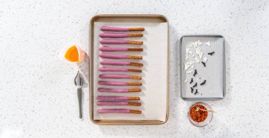 Düz yatıyordu. Çubuk krakerleri erimiş çikolataya batırıp Cadılar Bayramı 'nda çikolata kaplı çubuk kraker yapmak..