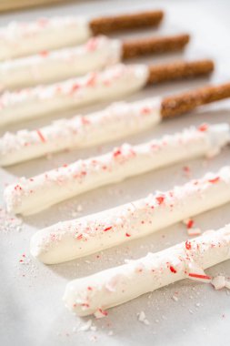 Ev yapımı çikolata kaplı çubuk çubuklar parşömen kağıdıyla kaplı bir kabın üzerinde kurutuluyor..