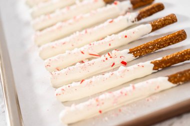 Ev yapımı çikolata kaplı çubuk çubuklar parşömen kağıdıyla kaplı bir kabın üzerinde kurutuluyor..