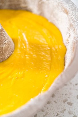 Basit bir vanilyalı kek pişirmek için yağlı kek tepsisine pasta hamuru döküyorum..