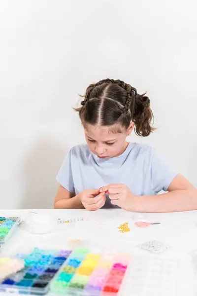 Küçük Kız Parlak Kil Boncuklarla Renkli Bilezikler Yapmaktan Hoşlanıyor — Stok fotoğraf