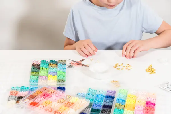 Menina Gosta Crafting Pulseiras Coloridas Com Contas Barro Vibrantes Definido — Fotografia de Stock