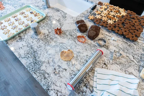 現代的なホワイトキッチンでは ジンジャーブレッドクッキー生地が巧みに展開され 楽しい休日の治療のためのステージを設定します — ストック写真