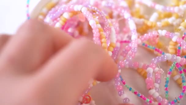 Kollektion Handgefertigter Armbänder Mit Ton Und Meeresperlen Die Mit Charmanten — Stockvideo