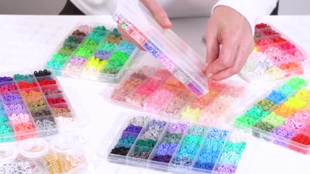 Mani Occupate Selezionando Una Vasta Collezione Perle Argilla Dai Colori — Video Stock