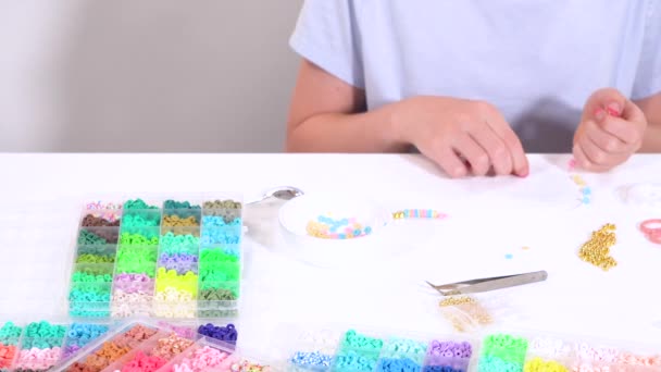 Chica Joven Profundamente Centrado Arte Fabricación Brazaletes Rosca Vibrantes Cuentas — Vídeos de Stock