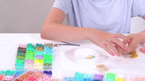 Mladá Dívka Hluboce Soustředila Umění Výroby Náramků Navlékání Pulzujících Hliněných — Stock video