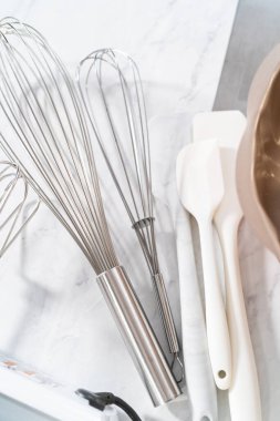 Mutfak tezgahında kek pişirmek için mutfak aletleri..