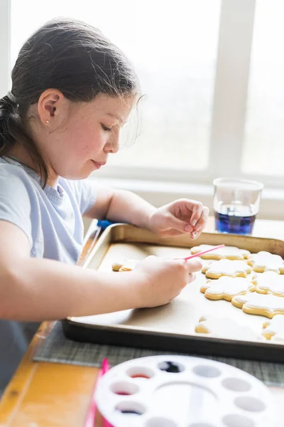 Heartwarming Scene Little Girl Carefully Writing Sorry Sugar Cookies Food — Stock Photo, Image