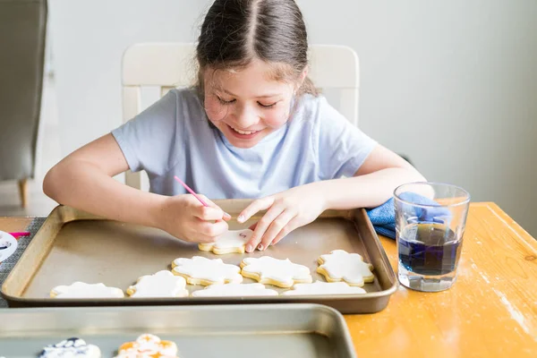 一个小女孩细心地写下了一个感人的场景 在糖饼干上涂上了食物的颜色 饼干上撒满了白色的皇家糖霜 真叫人难过 — 图库照片