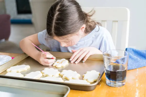 Uma Cena Comovente Uma Menina Escrevendo Cuidadosamente Desculpe Biscoitos Açúcar — Fotografia de Stock