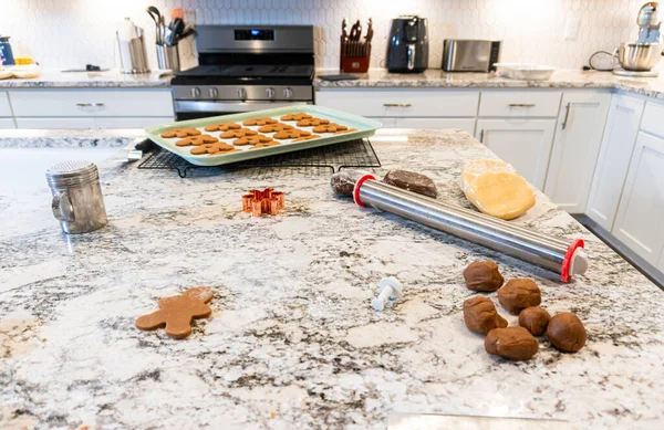 Çağdaş Beyaz Bir Mutfakta Zencefilli Kurabiye Hamuru Ustalıkla Sarılır Nefis — Stok fotoğraf