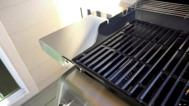 Close Reveals Pristine Griddle New Two Burner Grill Prominently Displayed — Stock Video