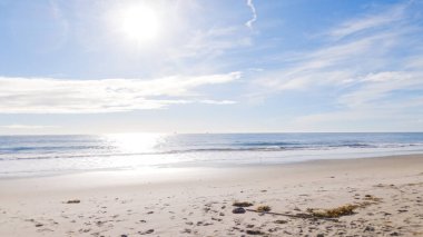 Kaliforniya 'daki El Capitan Eyalet Sahili' nin geniş kumları kış boyunca boş ve huzurlu uzanır..
