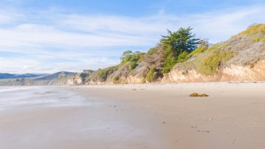 Kaliforniya 'daki El Capitan Eyalet Sahili' nin geniş kumları kış boyunca boş ve huzurlu uzanır..