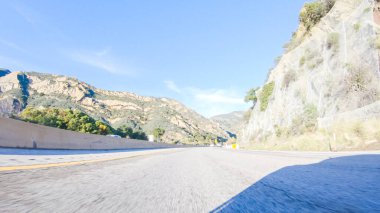 Açık mavi gökyüzünün altında, Kaliforniya El Capitan Eyalet Sahili yakınlarında HWY 101 'de gün boyunca manzaranın büyüleyici manzarasını sunuyor..